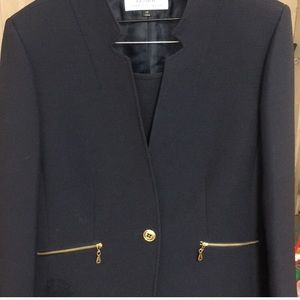Tahari woman’s Navy Suit